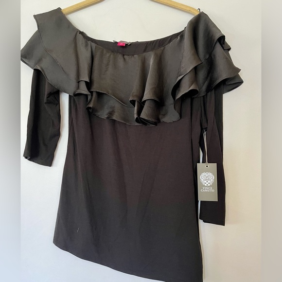 Vince Camuto one shoulder top. - Picture 3 of 8